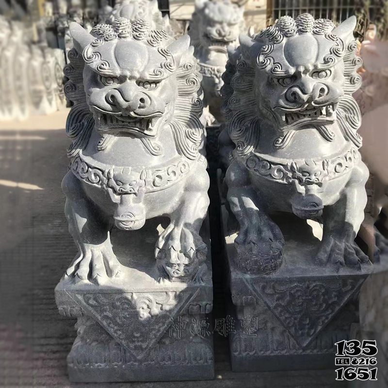 獅子雕塑-戶外景區青石石雕一對鎮宅辟邪雕塑高清圖片