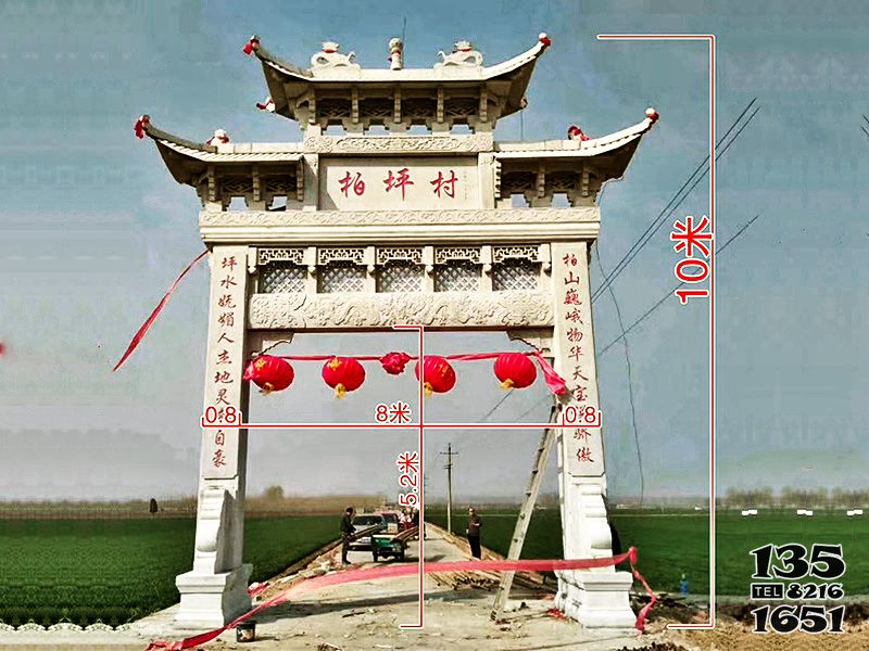 牌坊雕塑-新農(nóng)村建設(shè)單門(mén)三樓浮雕工藝石牌樓高清圖片