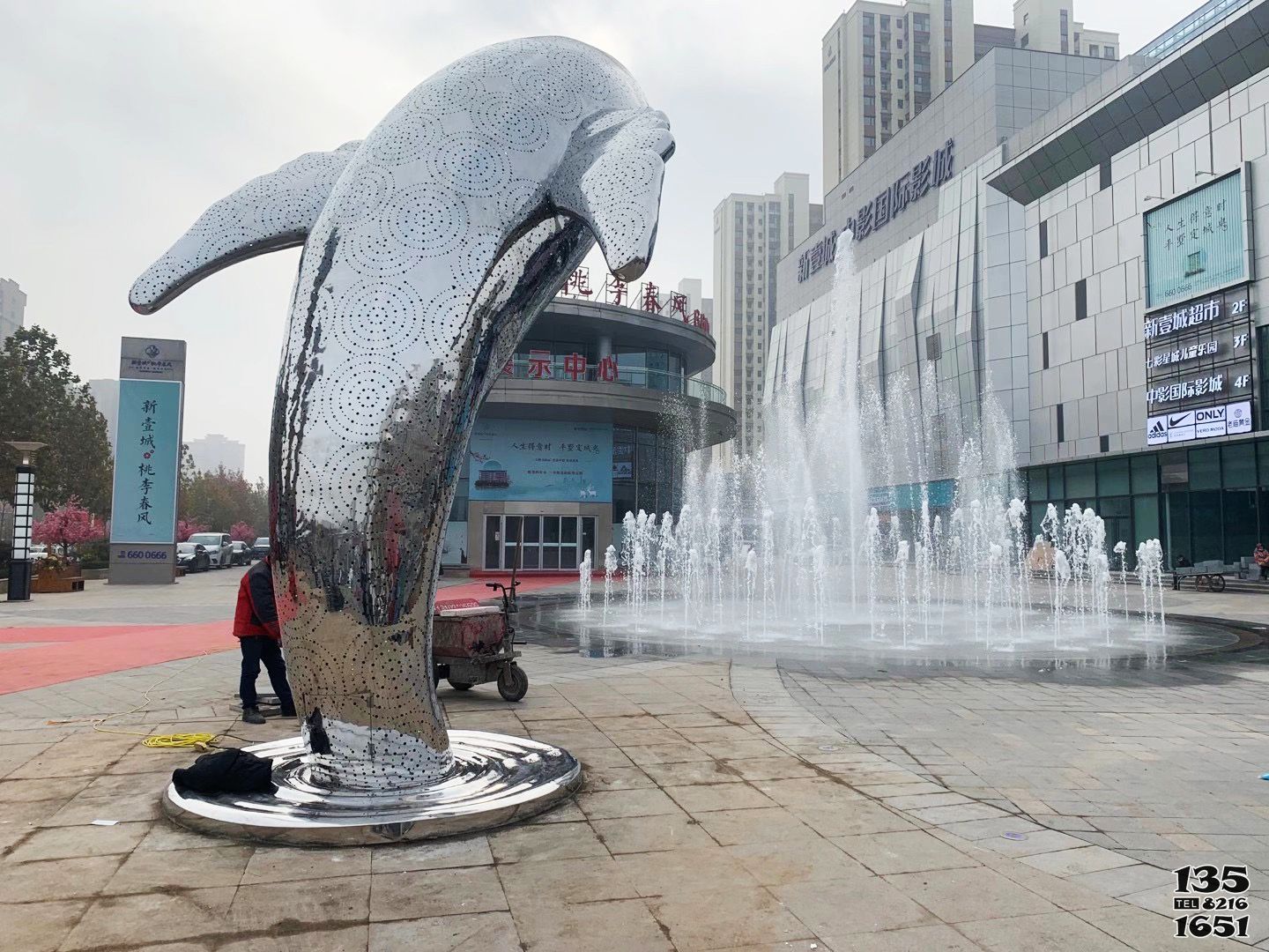 海豚雕塑-影院門口大型不銹鋼海豚雕塑高清圖片