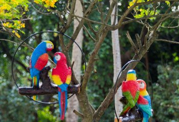 鸚鵡雕塑-動物園樹上休息的玻璃鋼鸚鵡雕塑