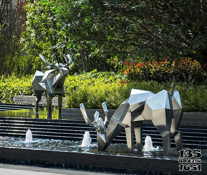 梅花鹿雕塑-公園不銹鋼幾何抽象水中喝水的梅花鹿雕塑