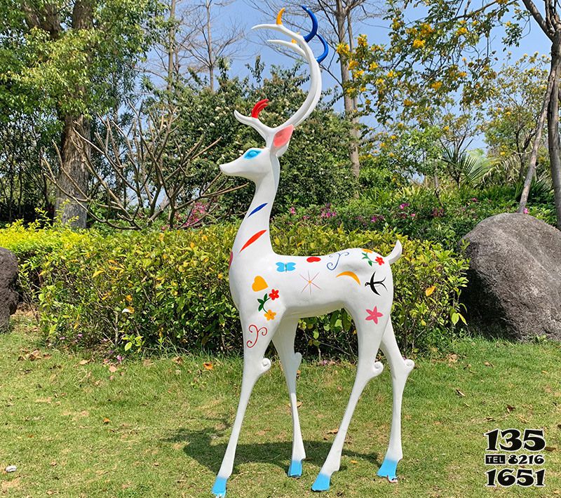 梅花鹿雕塑-戶外公園景區一只行走的公鹿玻璃鋼彩色梅花鹿雕塑高清圖片