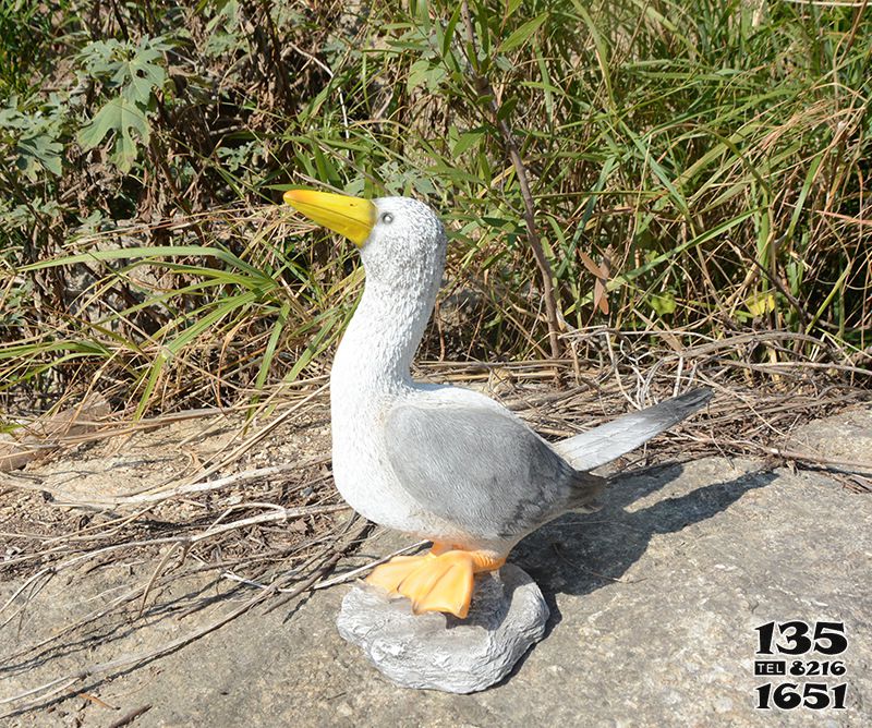 鴿子雕塑-公園湖邊創意個性玻璃鋼仿真動物鴿子雕塑高清圖片