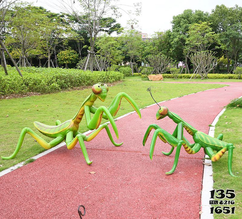 螳螂雕塑-公園園林景觀大小號卡通玻璃鋼螳螂雕塑高清圖片