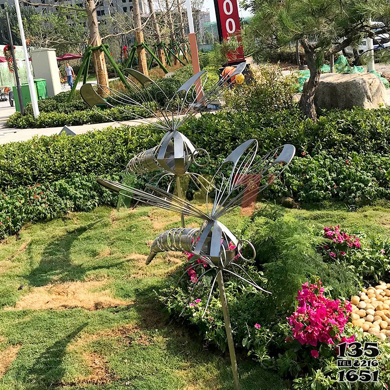 蜻蜓雕塑-公園小區花園草坪擺放鏤空抽象不銹鋼蜻蜓雕塑高清圖片