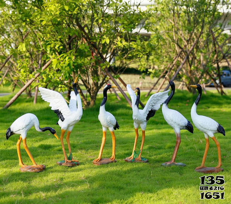 鶴雕塑-公園玻璃鋼彩繪創意鶴雕塑高清圖片