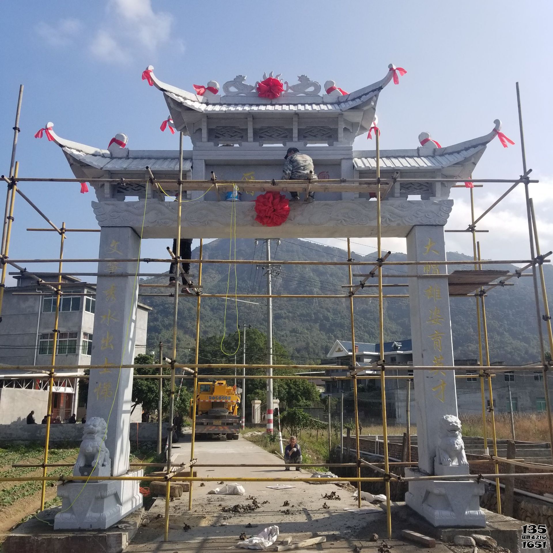 牌坊雕塑-城鎮建設裝飾村口單門石牌坊高清圖片