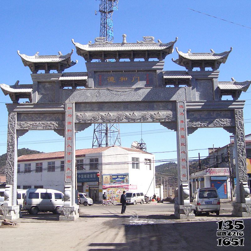 牌坊雕塑-鄉村城鎮街道擺放青石牌坊拱門高清圖片