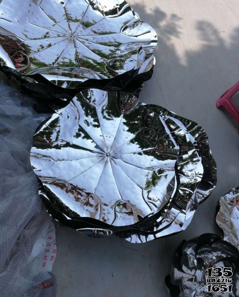 荷花雕塑-池塘不銹鋼鍛造荷葉雕塑高清圖片