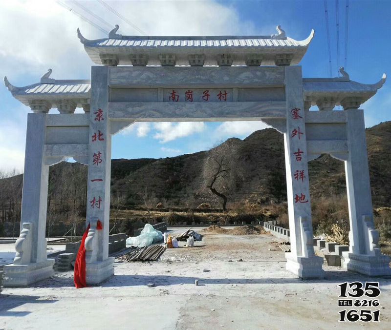 牌坊雕塑-山區農村路口擺放新中式牌樓石雕高清圖片