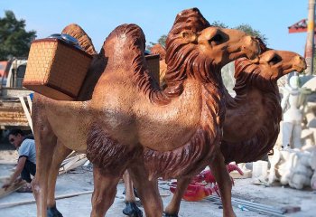 駱駝雕塑-公園擺放的駝筐的玻璃鋼創意駱駝雕塑