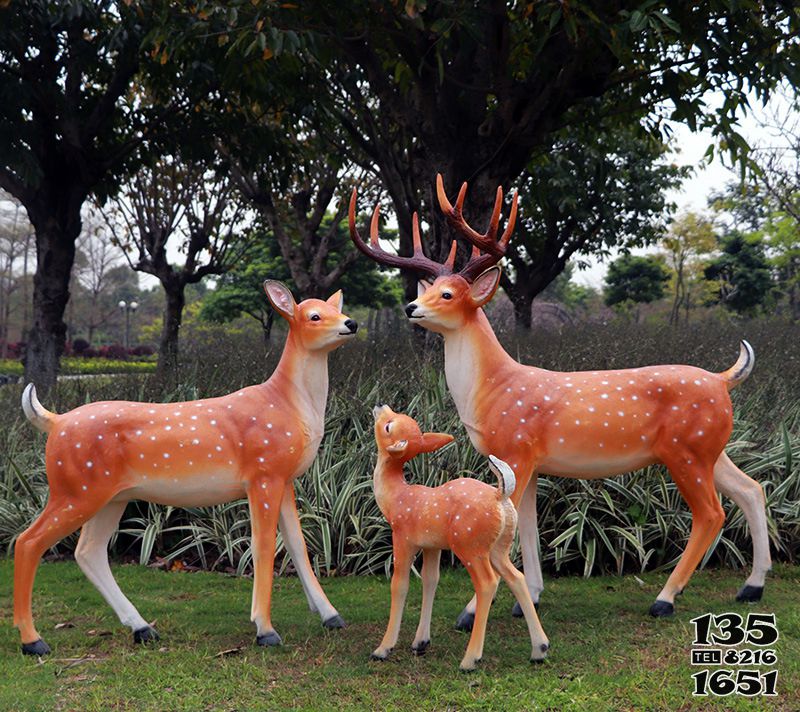 梅花鹿雕塑-公園景區玻璃鋼彩繪三只梅花鹿雕塑高清圖片