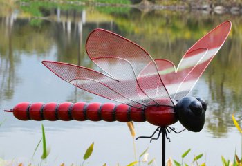 蜻蜓雕塑-公園湖邊草叢彩繪紅色玻璃鋼蜻蜓雕塑