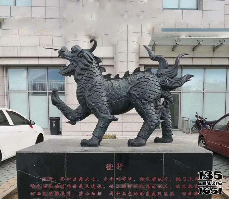 陛犴雕塑-廣場(chǎng)上擺放的抬腳的玻璃鋼創(chuàng)意陛犴雕塑高清圖片