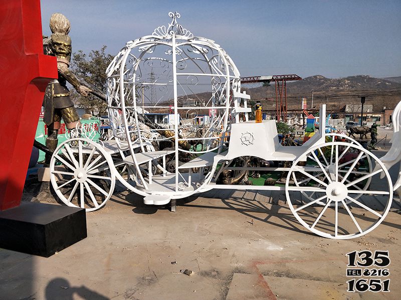 馬車雕塑-公園商場景區白色烤漆不銹鋼馬車雕塑高清圖片