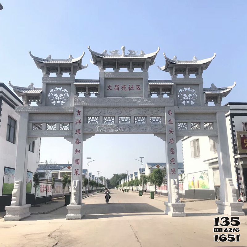 牌坊雕塑-美麗新鄉(xiāng)村建設(shè)社區(qū)三間四柱石雕牌樓高清圖片