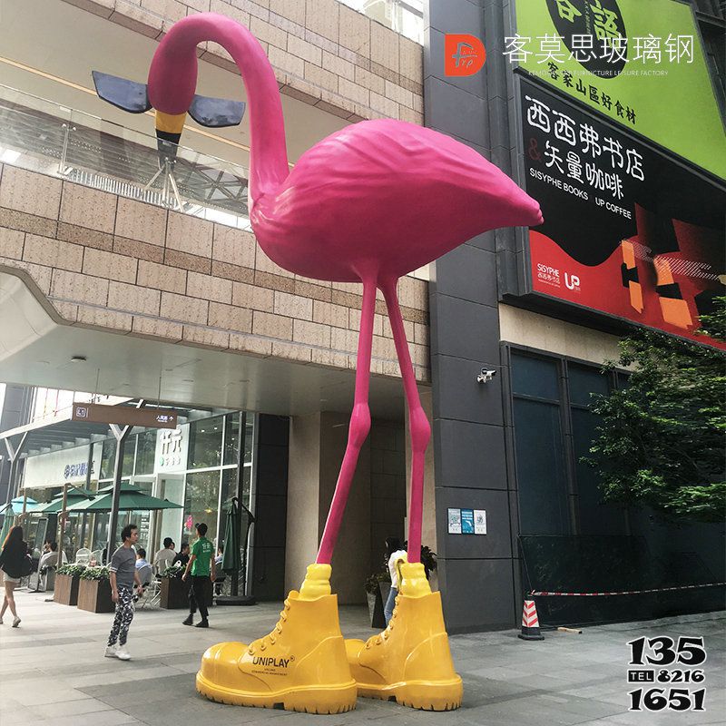 火烈鳥雕塑-景區擺放大型穿鞋子的玻璃鋼火烈鳥雕塑高清圖片