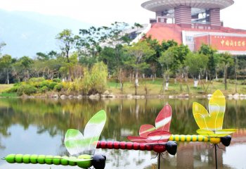 蜻蜓雕塑-大學(xué)校園湖邊彩色玻璃鋼蜻蜓雕塑