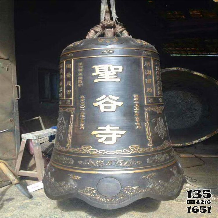 銅鐘雕塑-鑄造大型寺廟銅鐘雕塑高清圖片