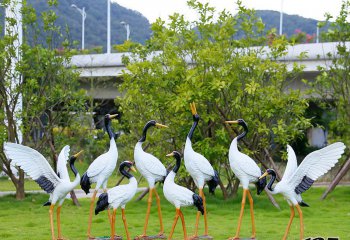 仙鶴雕塑-成群結(jié)隊(duì)的玻璃鋼彩繪戶(hù)外草坪仙鶴雕塑