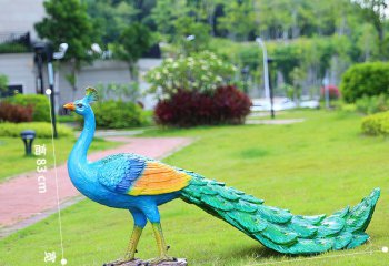 孔雀雕塑-公園里有一只散步的玻璃鋼彩繪孔雀雕塑