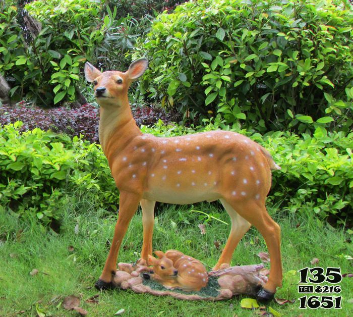 鹿雕塑-公園玻璃鋼彩繪護(hù)著小鹿的鹿雕塑高清圖片