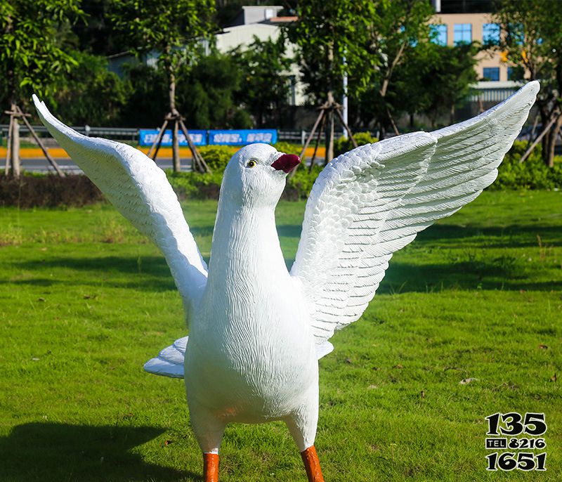 鴿子雕塑-公園草坪創(chuàng)意玻璃鋼鴿子雕塑高清圖片