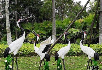 丹頂鶴雕塑-公園戶外玻璃鋼彩繪仿真動物丹頂鶴雕塑