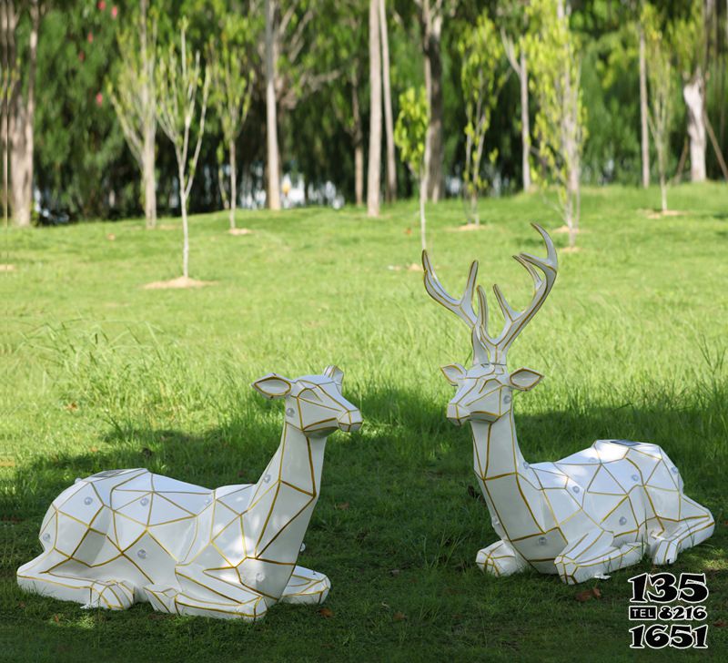 梅花鹿雕塑-玻璃鋼幾何公園景區兩只臥著的梅花鹿雕塑高清圖片