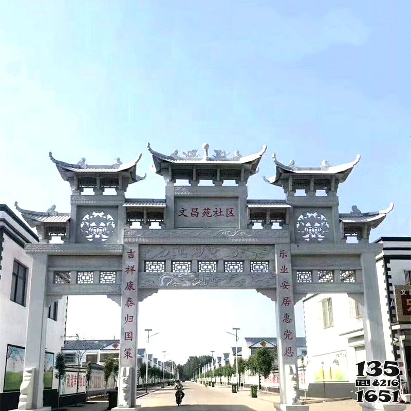 牌坊雕塑-城市小區三門鏤空浮雕石雕牌樓高清圖片