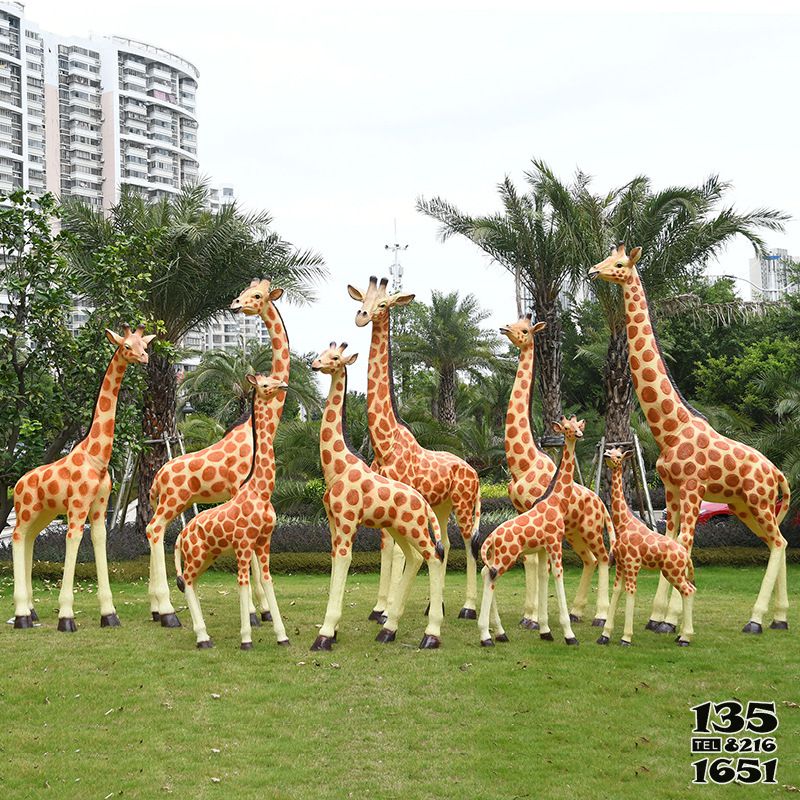 長(zhǎng)頸鹿雕塑-公園草坪玻璃鋼彩繪仿真動(dòng)物園林景觀長(zhǎng)頸鹿雕塑高清圖片