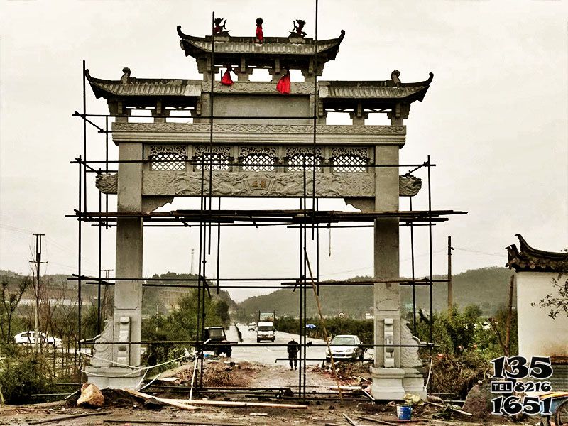 牌坊雕塑-仿古建斗拱農村口單門三樓石牌坊高清圖片