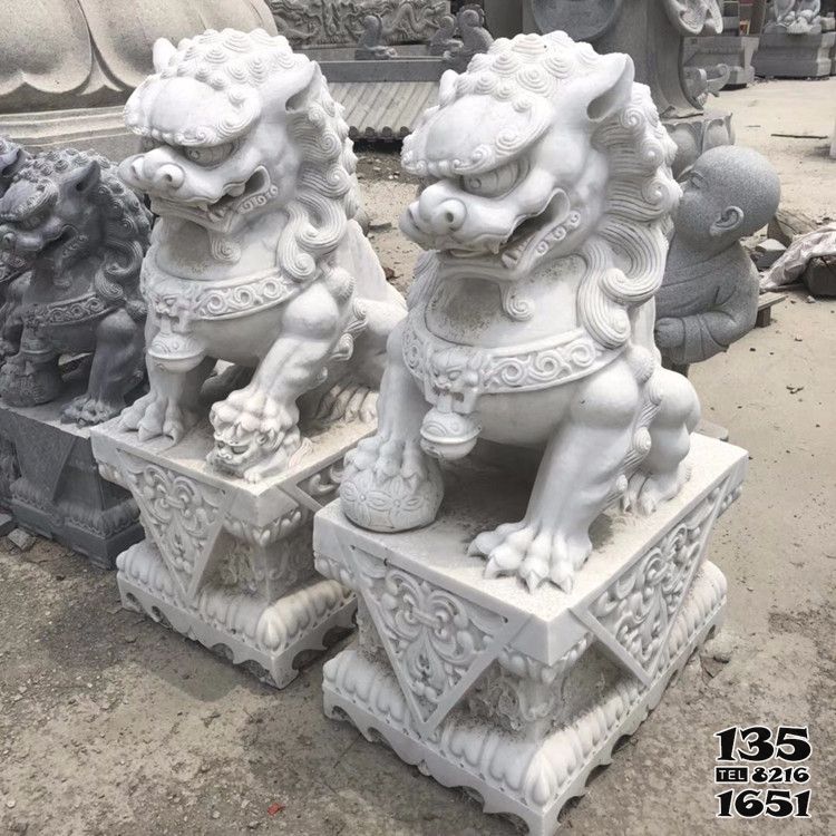 獅子雕塑-寺院漢白玉石雕大門口看護(hù)的石獅子雕塑高清圖片