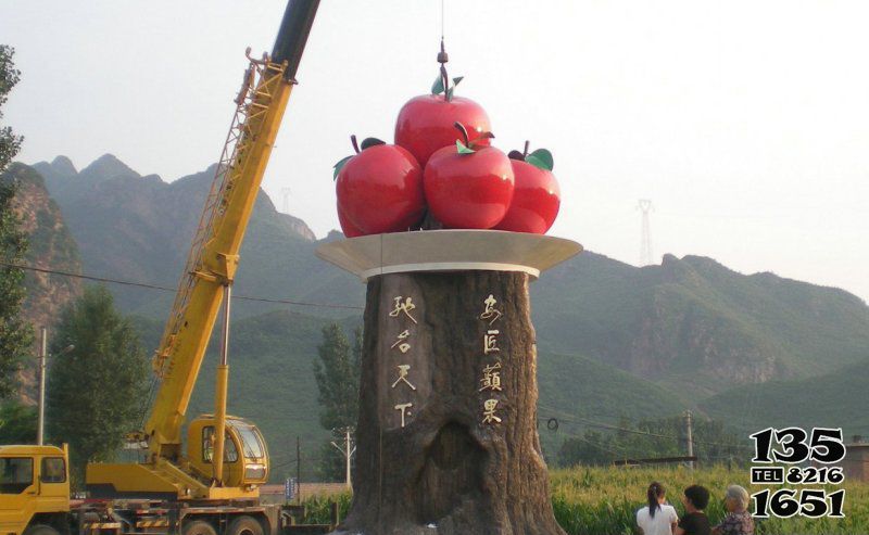 蘋果雕塑-鄉村農場卡通玻璃鋼鋼蘋果雕塑高清圖片