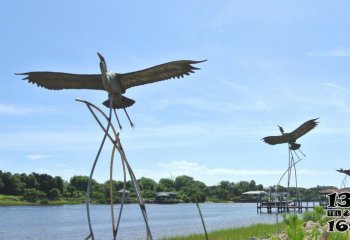 仙鶴雕塑-公園湖中創(chuàng)意不銹鋼飛翔的仙鶴雕塑