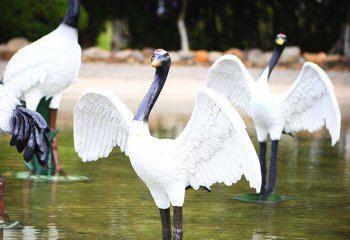 仙鶴雕塑-公園池塘玻璃鋼彩繪仿真動物仙鶴雕塑