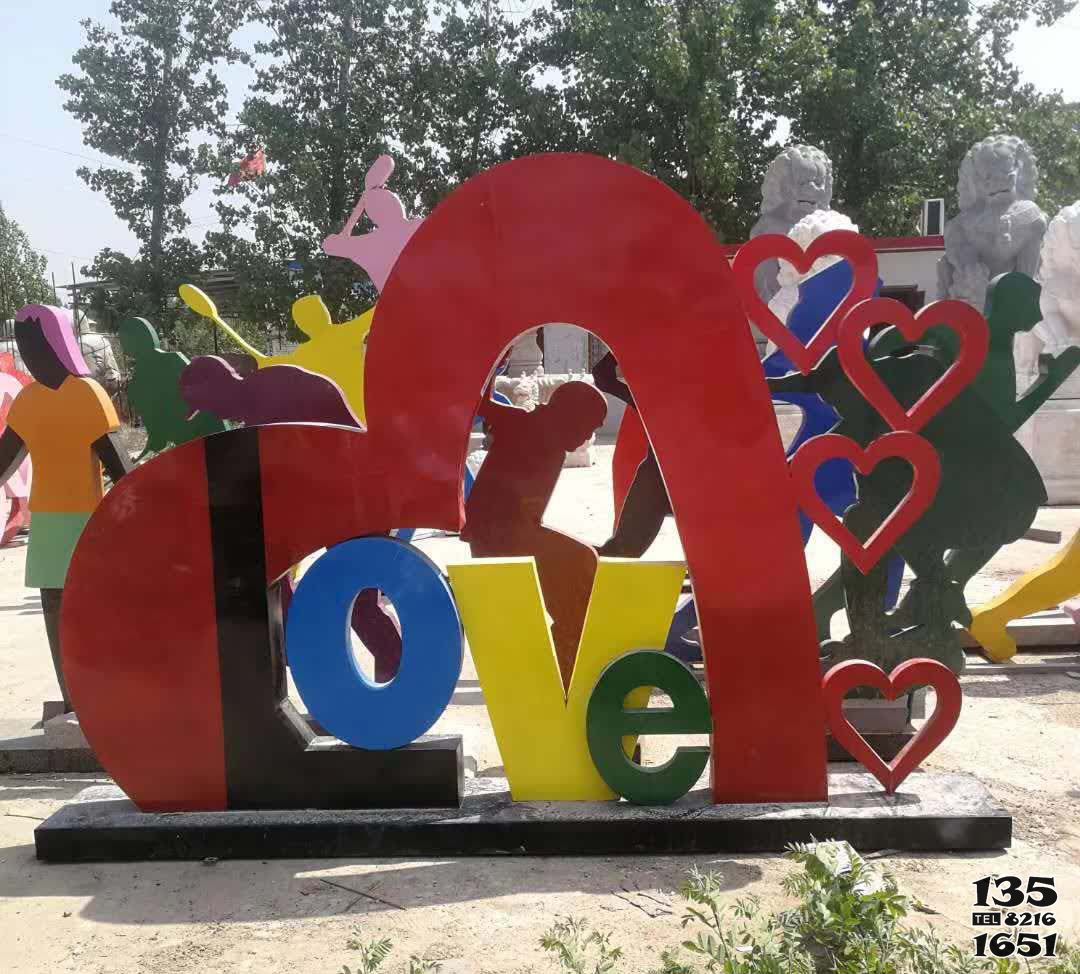 LOVE雕塑-公園里擺放的不銹鋼彩繪LOVE雕塑高清圖片