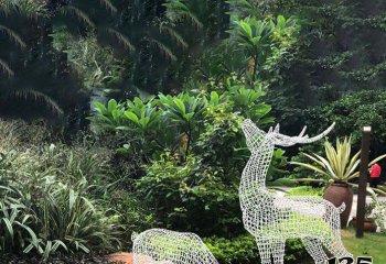 梅花鹿雕塑-公園不銹鋼鏤空草坪吃草的梅花鹿雕塑