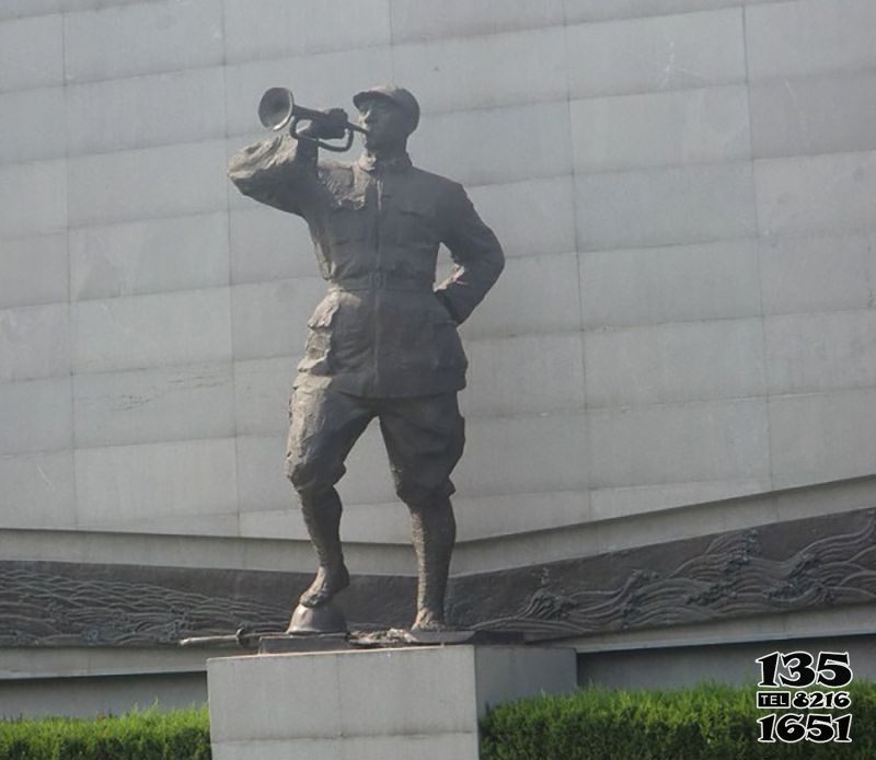 吹奏雕塑-抗戰(zhàn)時(shí)期吹號角人物銅雕景觀吹奏雕塑高清圖片