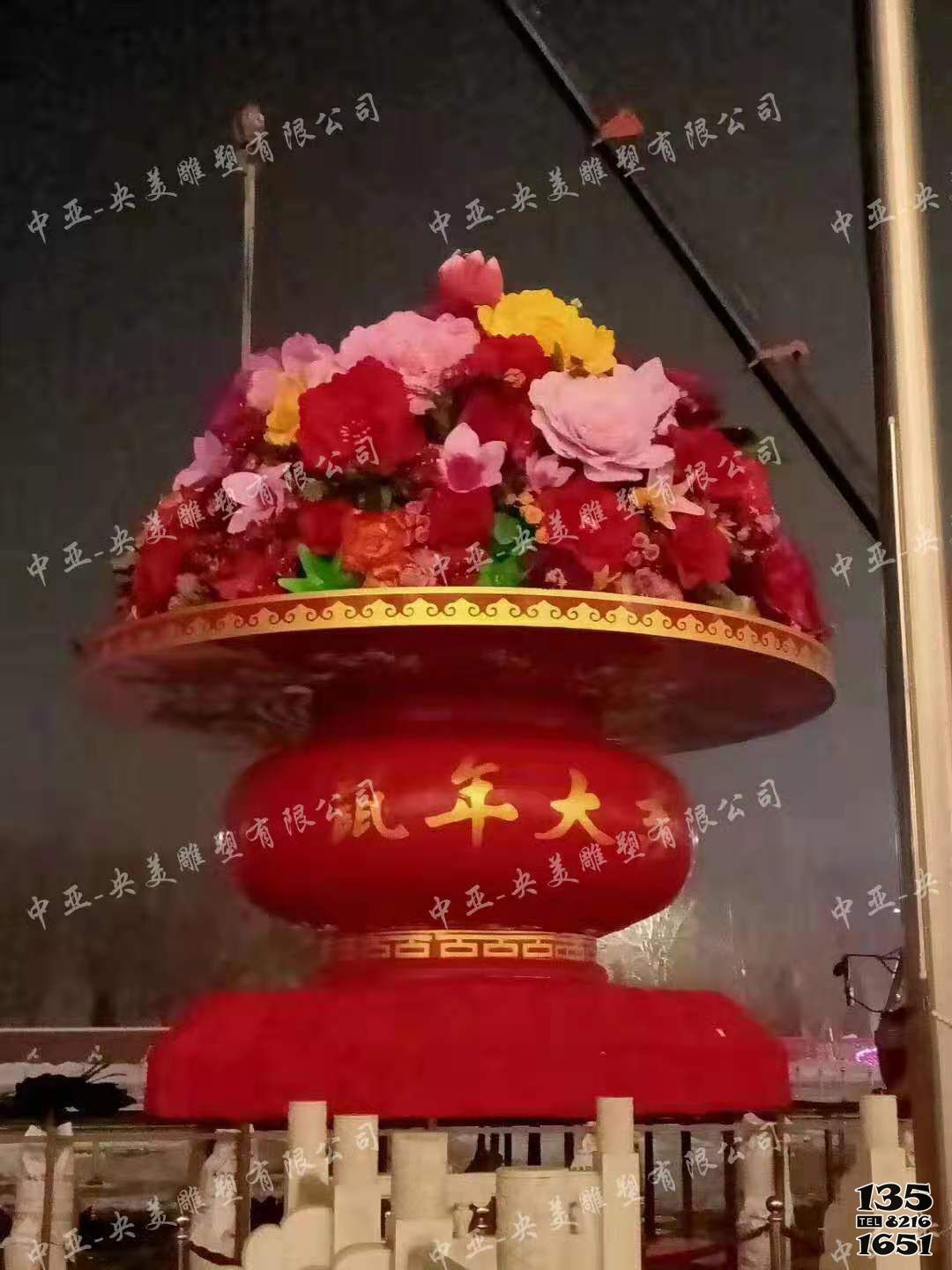 花籃雕塑-廣場(chǎng)大型喜迎國(guó)慶玻璃鋼彩繪花籃雕塑高清圖片