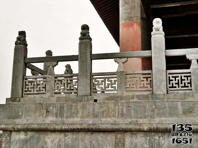 欄桿欄板雕塑-寺廟青石獅子鏤空防護(hù)欄桿雕塑高清圖片