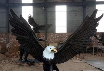 老鷹雕塑-動(dòng)物園一只飛翔黑色樹脂老鷹雕塑