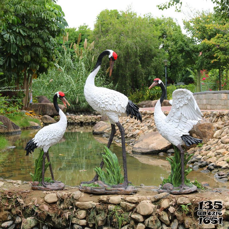 丹頂鶴雕塑-玻璃鋼彩繪仿真動物景觀裝飾品池塘邊上的丹頂鶴雕塑