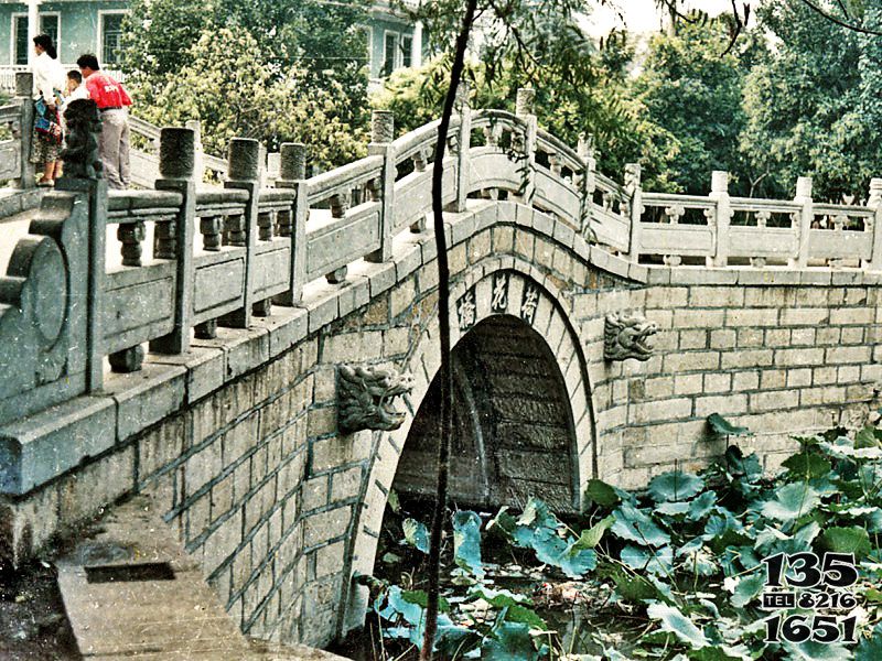 欄桿欄板雕塑-荷花池塘青磚石橋大理石防護欄桿高清圖片