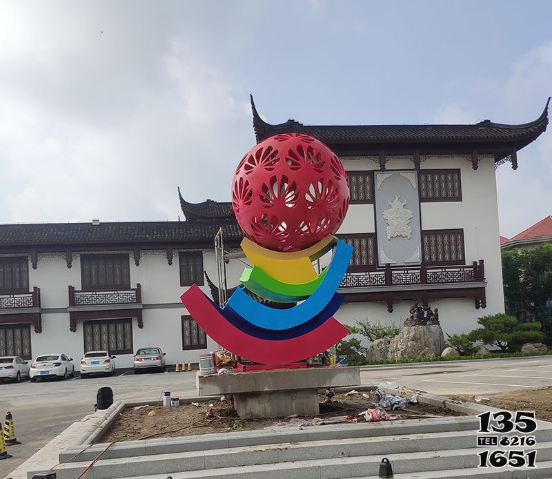 鏤空球雕塑-城市廣場玻璃鋼彩繪鏤空球雕塑高清圖片