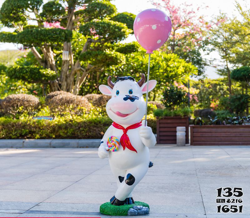 牛雕塑-幼兒園一只拿粉色氣球的玻璃鋼卡通牛雕塑高清圖片