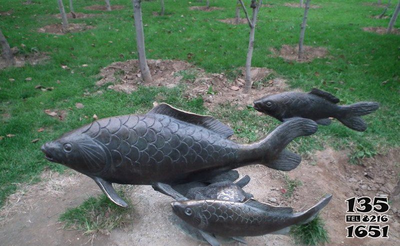 鯉魚雕塑-公園擺放的一大兩小的玻璃鋼鯉魚雕塑高清圖片