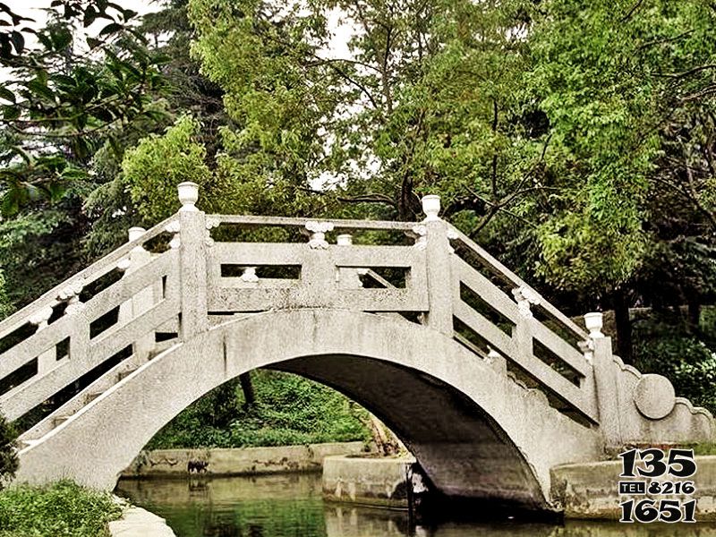 石橋雕塑-園林水景大理石拱橋鏤空欄桿雕塑高清圖片