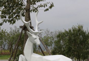 梅花鹿雕塑-公園草坪臥著的玻璃鋼幾何梅花鹿雕塑