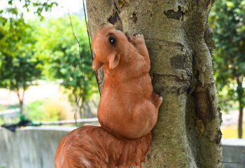 松鼠雕塑-公園一只樹上爬行的玻璃鋼松鼠雕塑